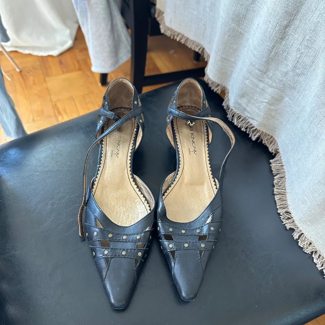 Spetsiga låga klackar - 90