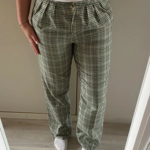 Mönstrande kostymbyxor  - Rutiga snygga kostymbyxor i grön, beige, vit, brun nyans! Super snygga till fest och vardag men är tyvärr för små! Lite små i storleken, främst midjan är tight! 