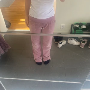 Juicy couture🩷 - Jätte fina Juicy couture byxor som knappt är använda och som inte säljs längre i färg keepsake i storlek s❤️Kan skicka fler bilder vid intresse💗