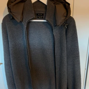 Massimo Dutti Cardigan/jackkofta - Hej säljer en sällsynt och fin cardigan/jackkofta ifrån Massimo Dutti med avdragbar huva. Köpt i Mall of Scandinavia på massimo dutti 2022. Säljer den för 1500kr. 