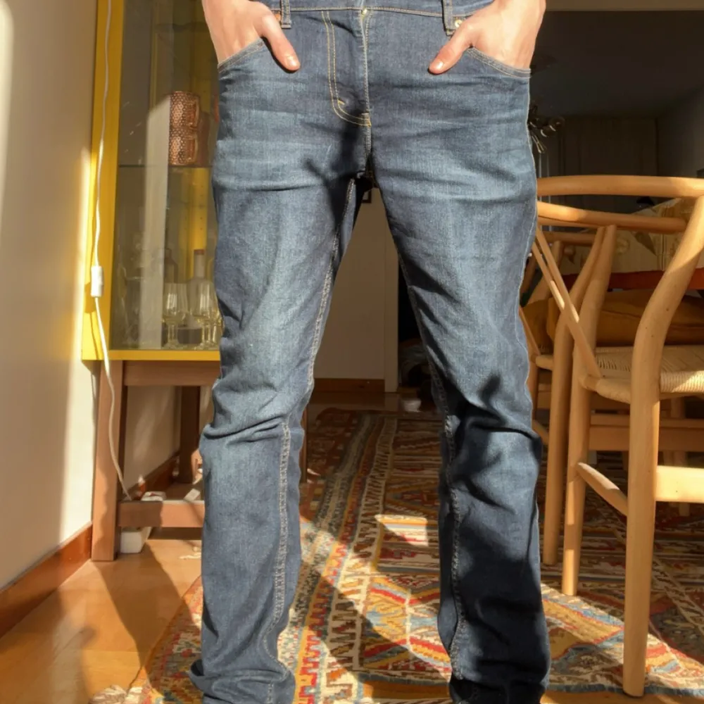 Ett par slim jeans från levis längd från midjan är 90cm och från gylfen 75cm midjan brädd är 35cm  Höger ficka har hål men går lätt att fixa med att sy. Jeans & Byxor.
