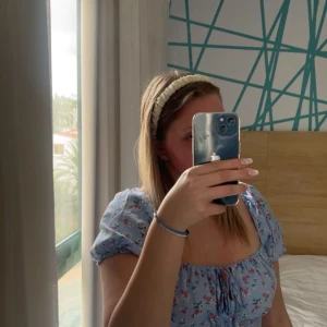 Sommarklänning  - Denna fina klänning kommer tyvärr inte till användning längre💙Det är storlek L men skulle säga att den sitter mer som en M💙 väldigt bekväm och sitter väldigt fin på kroppen💙 skriv gärna vid frågor eller fler bilder💙