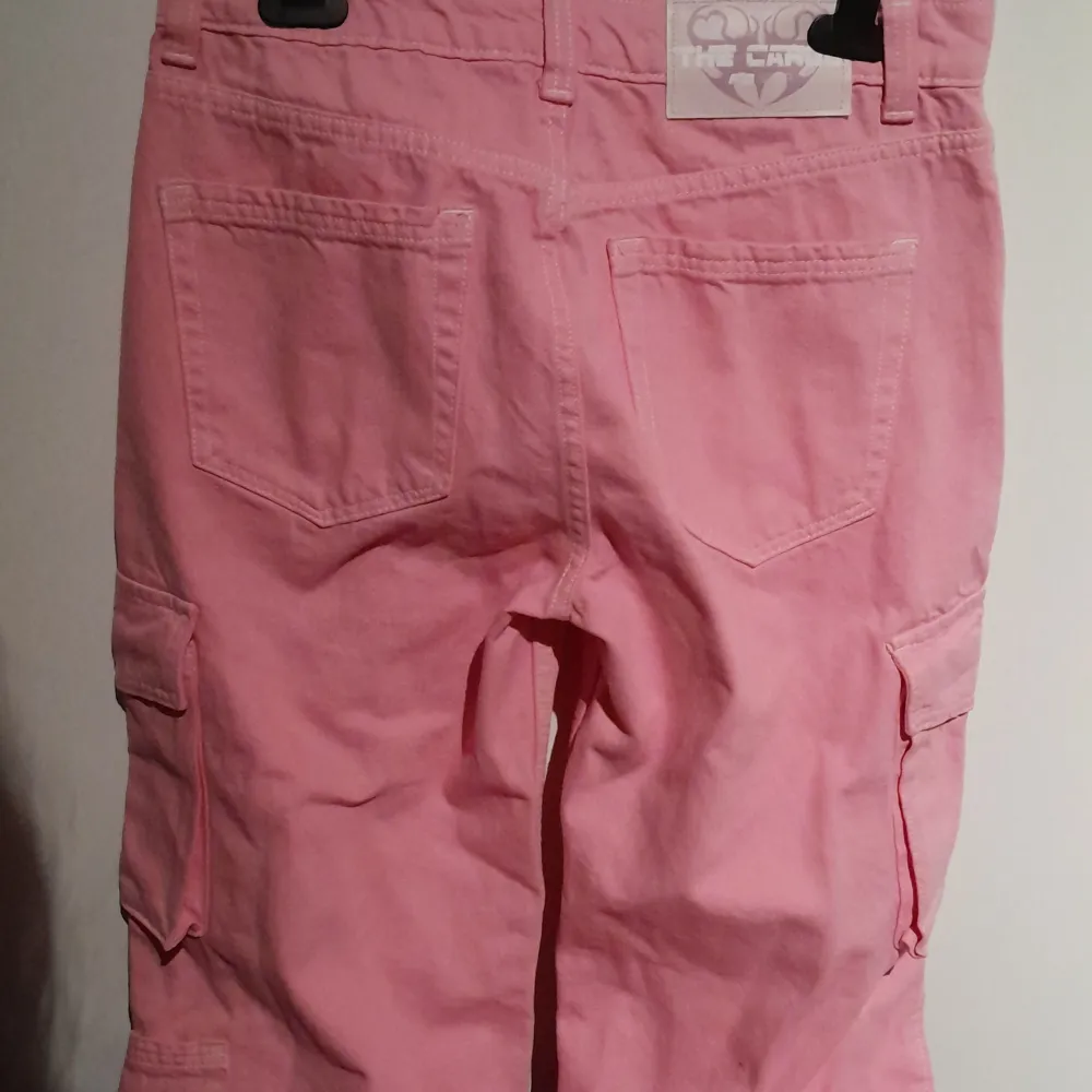 Rosa cargobyxor i denim. Storlek L men passar bättre som S/M då byxorna är mindre.. Farkut & Housut.