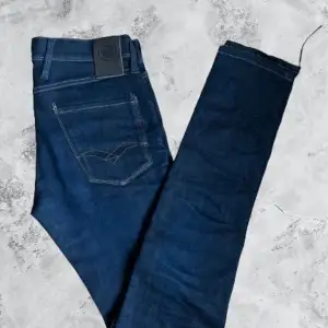 Ett par riktigt sköna jeans i storlek 30/34  Skick 10/10, helt nya med vissa lappar kvar.  Vid frågor och funderingar, skriv privat.🥂🍾