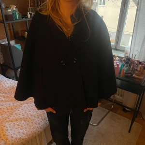 Trekvartsärmad kappa - Så fin kappa som inte kommer till användning. Köpt på Plick ca 1 år sedan. ❤️