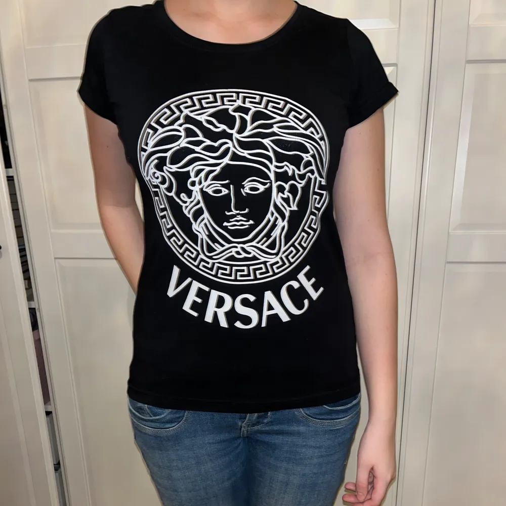 Säljer en Versace t-shirt i bra skick .  Storlek M men känns som en S 🖤. T-shirts.