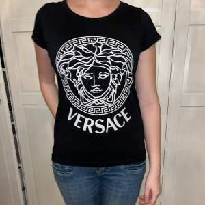 Säljer en Versace t-shirt i bra skick .  Storlek M men känns som en S 🖤