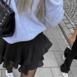 Chelsea kjol - Säljer nu min supersöta kjol från Chelsea! Den är aldrig använd så lappen är kvar🥰 den är i storlek XS och köpte den för 450kr! (Första bilden är inte min)