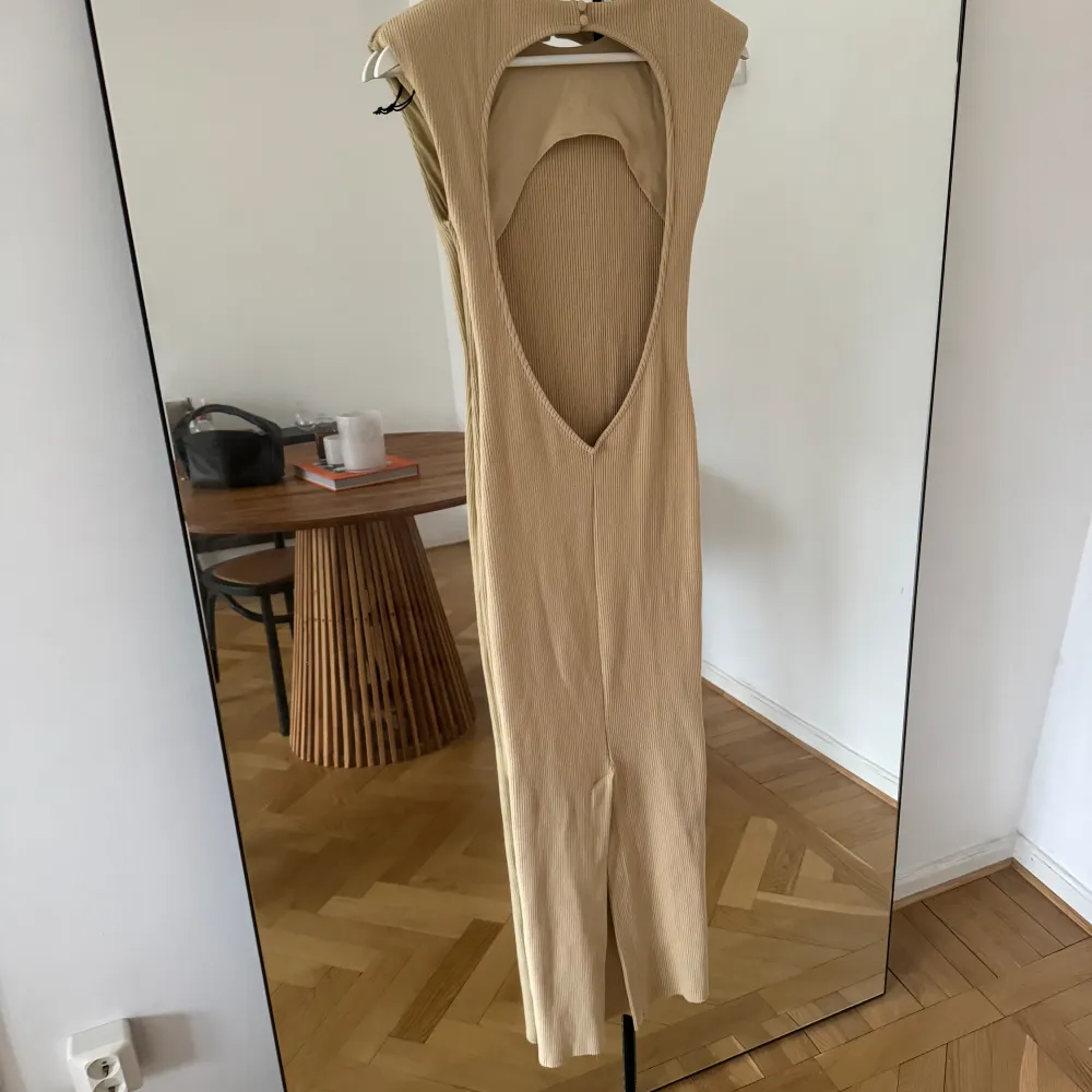 Säljer denna fina klänningen från Avora, aldrig använd❤️ Nypris:1300kr Mitt pris:900kr + frakt  Endast Swish❤️❤️. Klänningar.