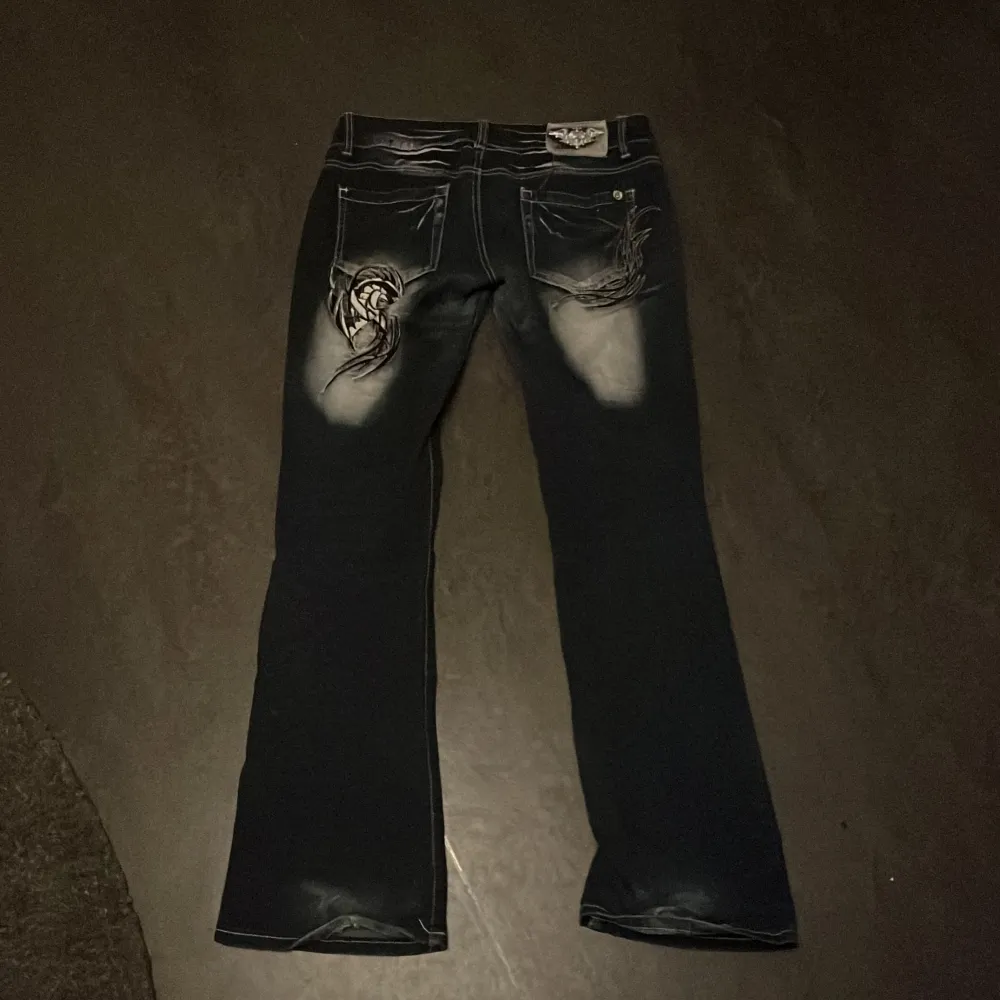 Ett par as snygga jeans jag ej använder längre pga att jag bytt stil och de är långa på mig men bra skick, taggen där bak är ganska sliten men annars bra, även lite slitna där nere❤️. Jeans & Byxor.