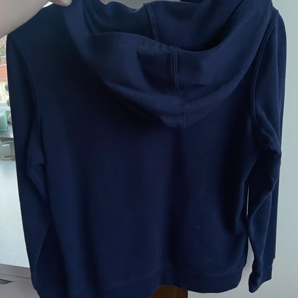 säljer en marinblå gap hoodie i sjukt bra skick använd max 5 gånger i storleken S. Hoodies.