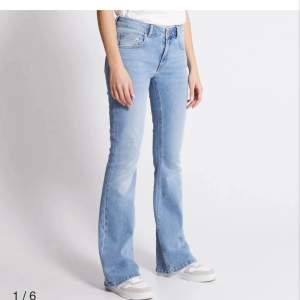 Low waist bootcut jeans från lager 157. Bra skick knappt använda. Nypris 400💗