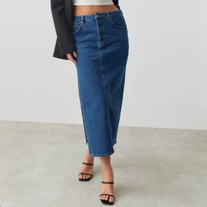 Jeanskjol  - Säljer en jeanskjol från Gina Tricot.  Använd 2-3 gånger så i begagnat nyskick.  Storlek 38.  Nypris 499kr