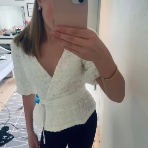 Topp från Gina Tricot  - Jättesöt, helt ny, topp från Gina som aldrig är använd❣️Köpt för 399 om jag minns rätt💘