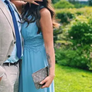 Perfekt för bröllopet eller balen. Jättefin blå klänning storlek 40 endast använd en gång.