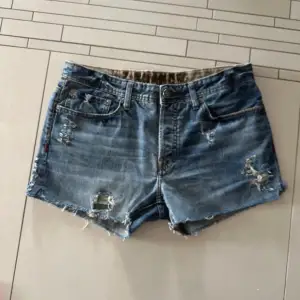 Jättesnygga jeansshorts! De är köpta secondhand och passar perfekt till sommaren! 💕