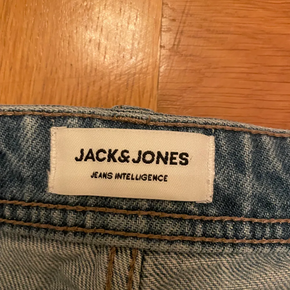 Ett par fräscha och sköna ljus blå jack n Jones jeans i nyskick som passar perfekt till våren nu. Nypris ligger på 600 men jag säljer dem bara för 99kr. Pris kan diskuteras vid snabb affär. Vid frågor är det bara att skriva:). Jeans & Byxor.