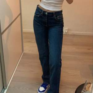 Säljer dessa jeans i modellen low straight jeans i den här underbara färgen från GinaTricot. Säljer dessa då de blivit för små 🥲. Storlek 34 men de passar även 32. I nyskick köpta i vintras för 500kr. Säljer även dessa i grå 🫶