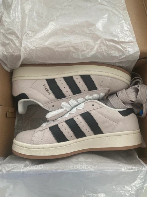 Adidas campus 00s - Säljer nu mina helt oanvända adidas campus skor i otroligt bra skick! Passar väldigt bra och är en av mina favvo skor när det kommer till bekvämlighet. 