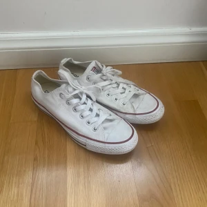 Converse vita - Säljer converse dessa då det it används längre! Skick 8/10.