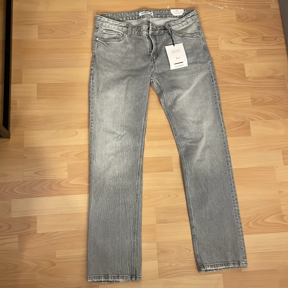 Säljer dessa helt oanvända low-wasit byxor från pull and bear. Sjukt snygg modell och sitter super fint dock lite för stora på mej nör ja testa dem darför används dem ej!. Jeans & Byxor.