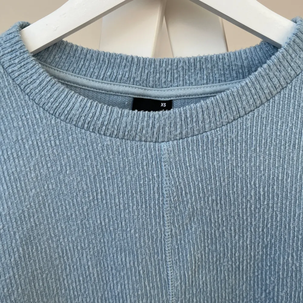 Blå tunnare stickad tröja från Gina Tricot. Croppad modell. Storlek XS, passar även storlek Small. . Tröjor & Koftor.