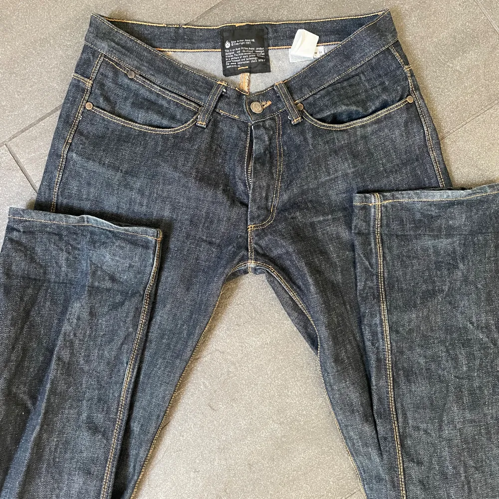 Snygga Acne jeans som är för små för mig, och som är väldigt långa!! Passar mig dock i midjan som brukar vara w27 men som i dessa jeans är w31. Jeans & Byxor.