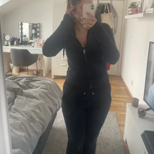 mörk blått juciy sett - Jag säljer mitt mörkblå juicy sett då det ej används, det är inte bra skicka och passar s/m, säljer settet tillsammans för 900 men det går att köpa tröjan och byxorna försig, 500kr styck. Tveka inte att höra av dig om du har några frågor!