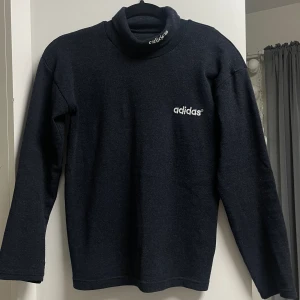 Adidas tröja - unisex  - Unisex adidas tröja i färgen svart. Mycket skön material, halströja. Köpt för 299kr säljer för 70kr då den inte kommer till användning.
