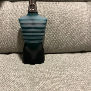 Jean Paul Gaultier EDT Le Male - Jag säljer en Jean Paul Gaultier EDT Le Male parfym 40 ml😍. Parfymen är helt oanvänd och om ni har några funderingar så skriv bara! Om du vill så kan boxen också komma med.