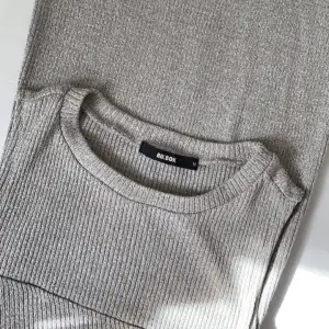 Säljer min gråa klänning från bikbok som inte är kort och inte heller lång, kmr ungefär lite över knän. Knappt använd, kanske 2 gånger, och säljer för den inte kommer till användning längre.
