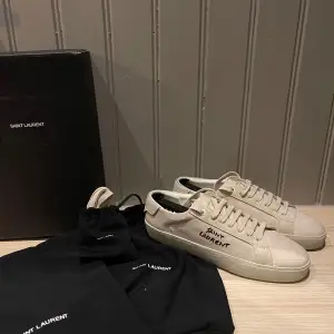 Säljer dessa Saint Laurent sl/06 distressed i utmärkt skick. Skick: 9,5/10, endast använd vi få tillfällen. 🤩Box, dustbags och skonsören ingår. Nypris cirka 6000kr, vårat pris endast 3699kr! Storlek 41 passar större, strl 43 finns i profilen! 🙌