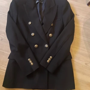 Svart kavaj - Snygg svart kostymkavaj från Zara med guldknappar. Nyskick. 