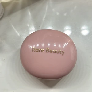 Rare beauty blush  - Säljer denna för jag inte andvänder den mer. Köptes för 389kr och kan sälja för 280-350kr helst så högt ni kan betala. Inte andvänd jätte mycket men ändå ganska mycket. Rengör absolut den ifall ni vill innan jag skickar iväg den😊💕