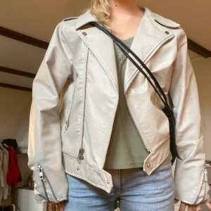 Skinnjacka - Skitcool vit skinnjacka! Köpt på en vintagebutik för 599:- Storklek XL men sitter snyggt oversize på mig som har xs/s i vanliga fall😊🤍