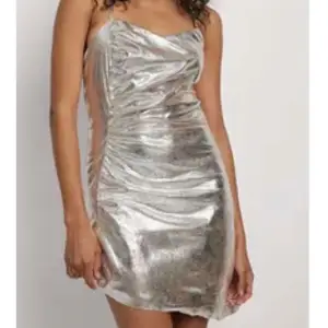 Säljer min fina silverklänning från NAKD som tyvärr aldrig används då den va för liten.🧡🧡