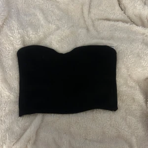Svart topp ZARA - Säljer min svarta topp från ZARA då den ej passar mig i storleken🖤🖤🖤