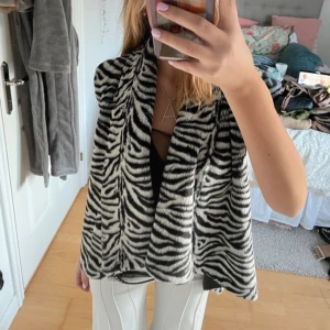 Söt och snygg zebra väst - Gullig! Köpt second hand.