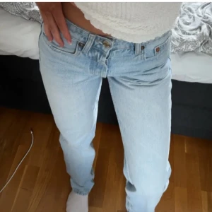 Zara jeans - Säljer dessa underbara ljusblå jeans från zara, Säljer pågrund av att dom va lite små på mig. Bilden är från tjejen jag köpte av!😇😇