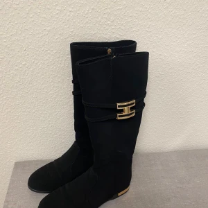 Säljer skor! - Använd ett par gånger. Pris går att diskutera, storlek 37!