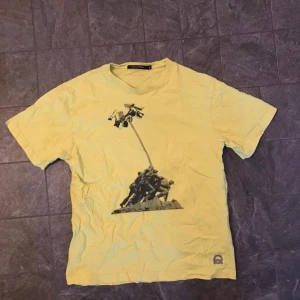 Graphic T - ⛔Asfet t shirt med fett print⛔ Storlek M passar som s⛔Dma för mer info⛔