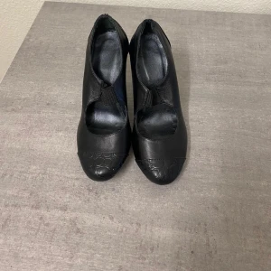 Säljer skor - varan är använd flera gånger, priset går att diskutera- storlek 36