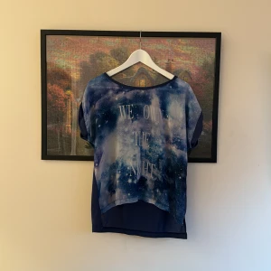 Blå galaxytröja - Blå T-shirt med vitt tryck i galaxymönster från en affär i Grekland i storlek M. 🌸