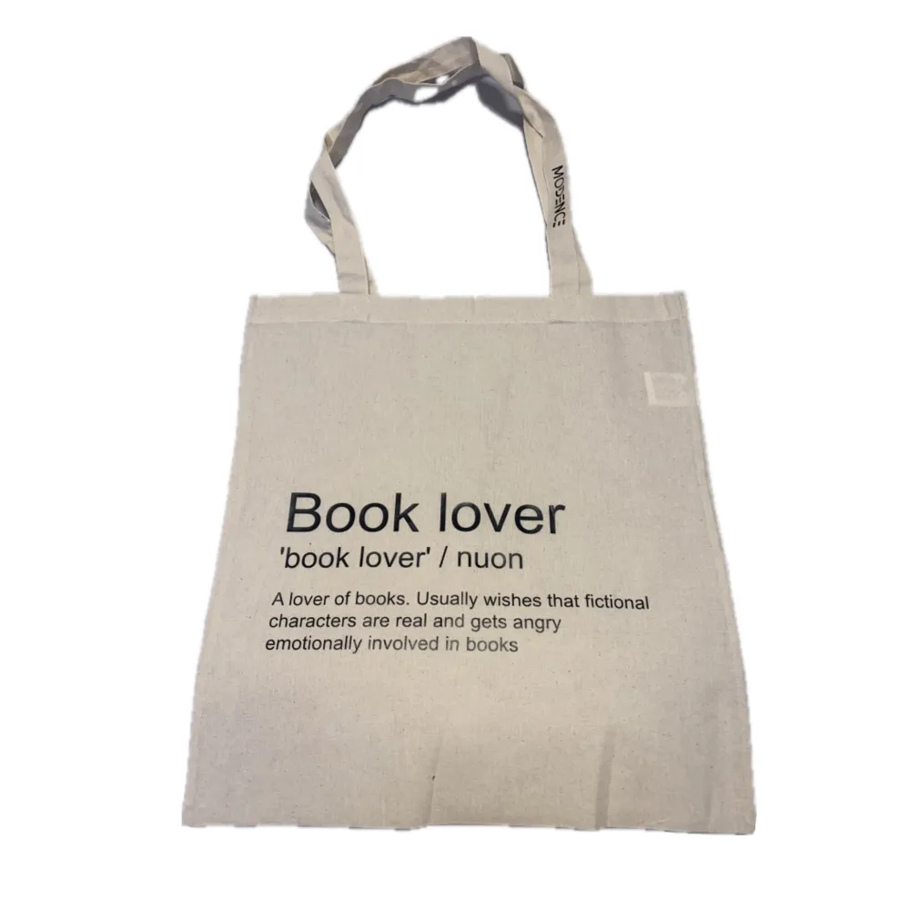 Book lover tygväska som är gjord av modence UF. För mer information kan ni kolla in vår instagram @/modence.uf. Väskor.