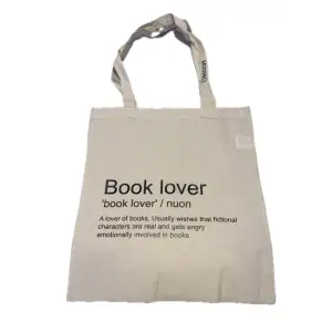Book lover tygväska som är gjord av modence UF. För mer information kan ni kolla in vår instagram @/modence.uf