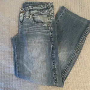 Lågmidjade lee jeans som ej kommer till användning, och raka i benen. Passar perfekt på mig som är 160 och har st 34.  Midjemått: 37 cm 