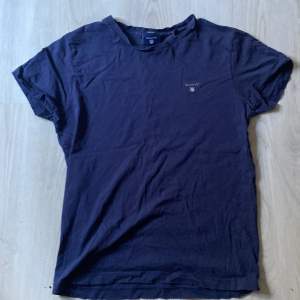 Mörkblå GANT t-shirt, sällan använd bra till sommaren!