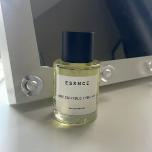 Essnce parfym - Helt ny parfym som jag endast sprutat ett sprut ifrån för att känna doften men jag sjölv tycker inte den passar mig, den doftar exakt som prada parfymen🌟