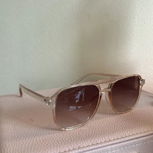 Aviator solglasögon - Supertrendiga och coola solglasögon i aviator modell!! Så fin beige/rosa/ champange färg. Säljer då de inte satt som önskat🩷 köpta på plick för ca 250