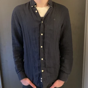 Morris Linneskjorta - Säljer nu denna asfeta Morris skjortan i ett gott skick. Skjortan är i 100% linne! Storleken är M men kan passa S med. Nypris ligger på 1300kr❌ säljer nu för endast 399kr✅Hör av dig vid minsta lilla fundering 😊😊